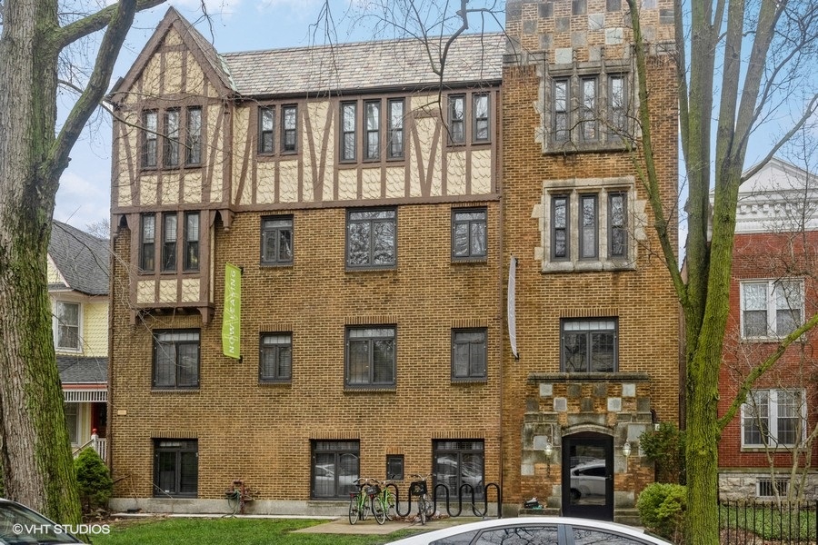 exterior apartment at ivy at sylvan hyde park apartments near uchicago